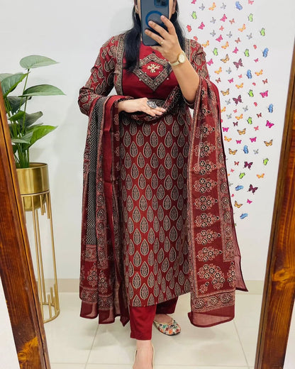 Mughal/Kalamkari Fusion Azrak Bagru Print Red Kurti Pant Dupatta Set
